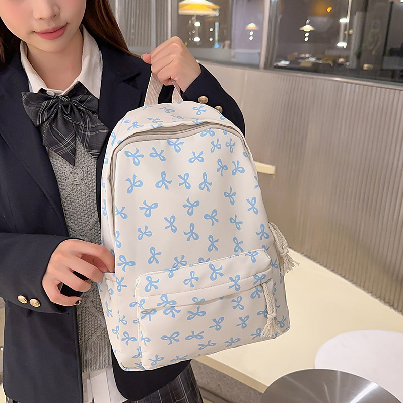 A light and refreshing bow backpack for girls, junior high school, senior high school and college students. It is a lightweight and lightweight backpack for campus use Application Scenario