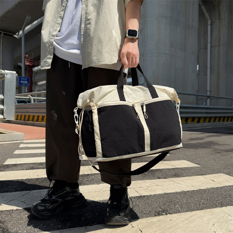 Korean-style fashionable crossbody travel bag, large-capacity dry-wet separation outdoor sports bag, multi-functional expandable fitness bag Application Scenario