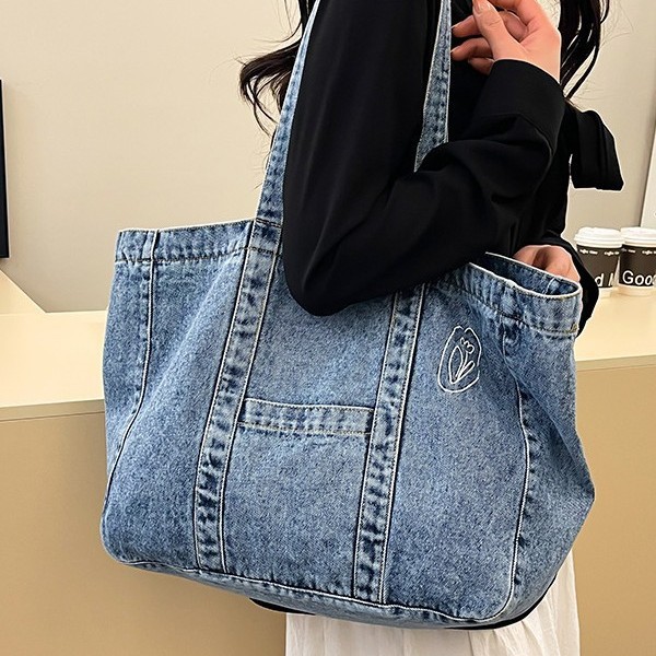 Cross-border large-capacity denim bag, women's lightweight and versatile shopping bag, student class tutorial bag, tote bag, single-shoulder bag Application Scenario