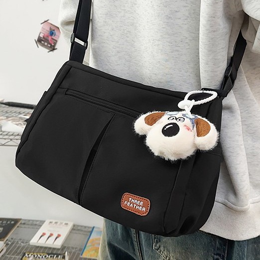 New large-capacity student single-shoulder crossbody bag, Japanese workwear style casual and trendy backpack, commuter messenger bag for men and women Application Scenario