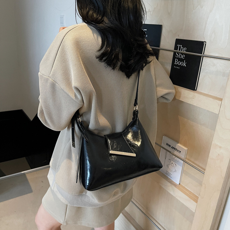 A fashionable and trendy solid-color commuter underarm bag for women in summer 2025, with a simple and versatile texture. It's a single-shoulder crossbody bag Specification drawing