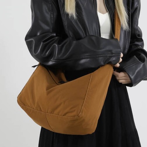 A new 2025 Korean version single-shoulder crossbody bag with large capacity for women, a casual and simple solid-color women's bag, and a tote bag for classes full figure