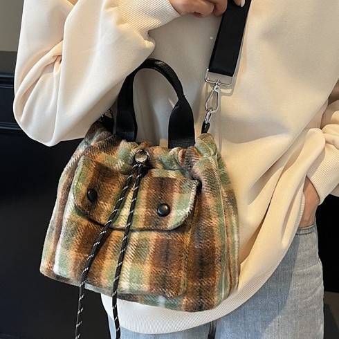 Cross-border striped checkered tote bag for women 2024 autumn/winter, woolen crossbody bag, casual drawstring single-shoulder bag, handbag details Picture