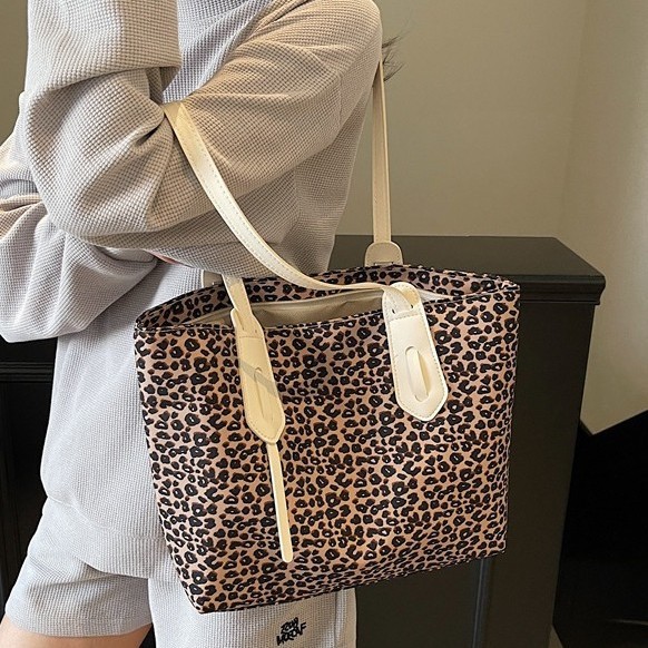 Leopard print casual large bag for women 2025 New large-capacity casual bag, fashionable and versatile shoulder bag Application Scenario