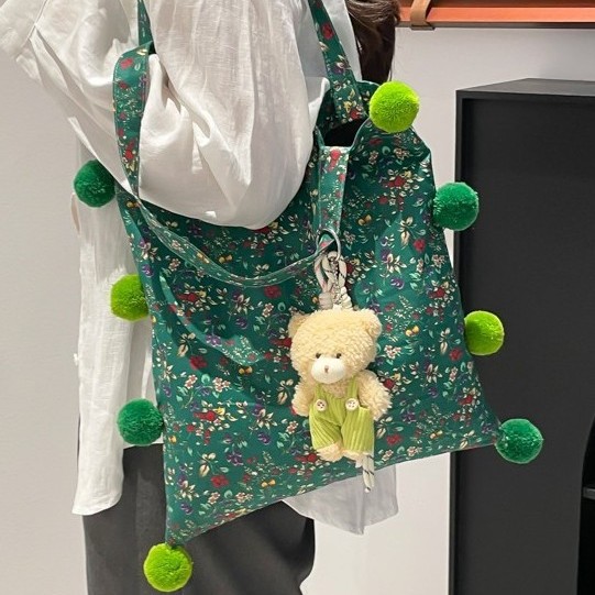 2025 Versatile casual and laid-back style fur bag, Korean-style floral fabric bag, niche high appearance level versatile crossbody bag Application Scenario