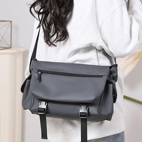 Men's and women's crossbody bags, solid-color single-shoulder bags, new Korean-style waterproof leather film fabric travel crossbody bags, casual Japanese-style messenger bags full figure