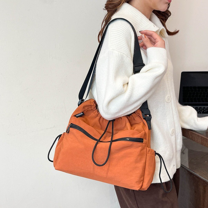 Japanese-style drawstring tote bag for girls, large capacity, niche design, versatile, single-shoulder crossbody bag for morning commuting at 8 a.m full figure