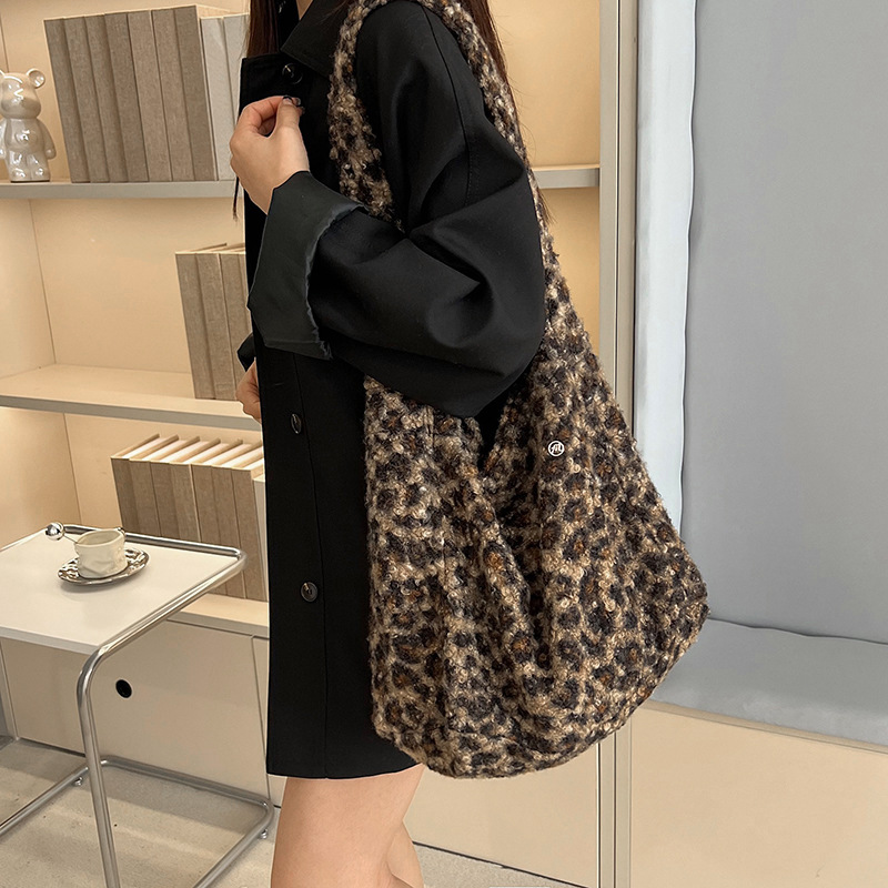Laid-back style plush large-capacity casual women's bag 2024 autumn/winter new single-shoulder bag, retro leopard print commuter tote bag details Picture