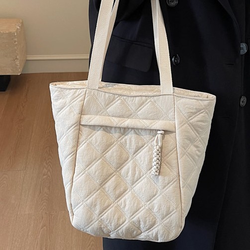 A new Korean-style diamond-shaped single-shoulder bag for autumn and winter, a versatile, simple and large-capacity tote bag with a sense of design for commuting Application Scenario