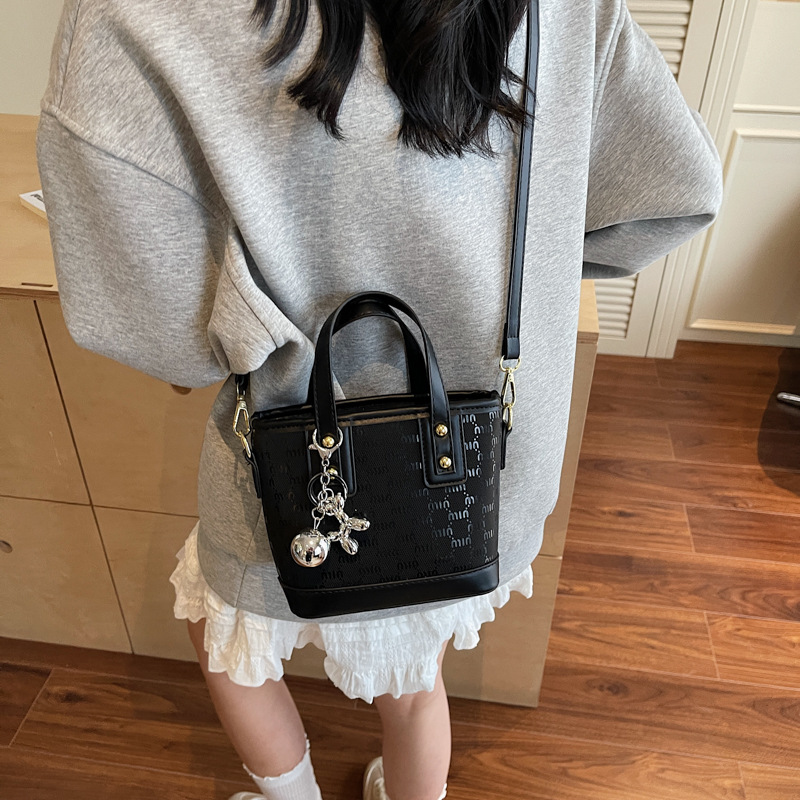 A super popular niche design large-capacity hand-held bucket bag for women in 2025, a fashionable and versatile bestseller, single-shoulder crossbody bag Application Scenario