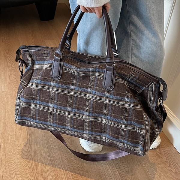 New retro high-end handbags for autumn and winter 2024, color-blocking and checkered travel bags, large-capacity sports bags Application Scenario
