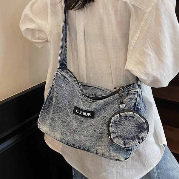 A stylish, portable and large-capacity 2025 new spring/summer fashion travel simple color-blocking casual single-shoulder bag for women full figure