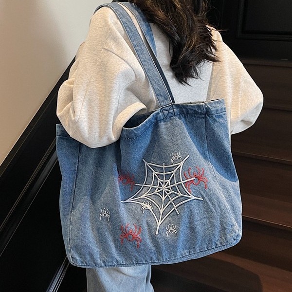 New embroidered denim bag, large capacity, fashionable and versatile canvas, casual commuting and travel denim handbag full figure