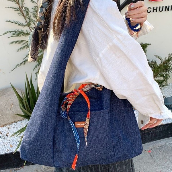 A new 2025 vintage ethnic style single-shoulder crossbody bag with color-blocking and double-sided Bohemian fabric details Picture