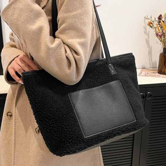 A new, fashionable, large-capacity, retro commuter plush patchwork single-shoulder bag for women's cross-border autumn and winter underarm tote details Picture