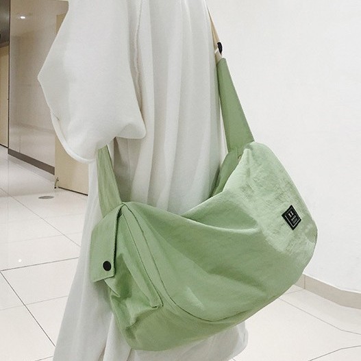 Sports and fitness bags, short-distance lightweight travel bags, large-capacity women's crossbody bags, travel storage bags, men's trendy single-shoulder bags Application Scenario