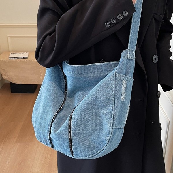 A fashionable new large-capacity single-shoulder, niche design denim casual boyfriend style student class bag crossbody bag full figure