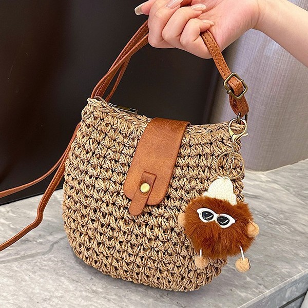 In spring and summer, the 2025 new women's woven bag is a niche design. The hand-held straw woven bag is stylish and versatile. It's a crossbody bag full figure