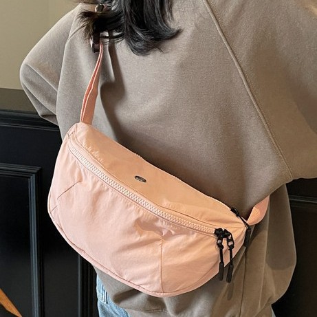 New ultra-light waterproof Oxford fabric bag, a versatile single-shoulder crossbody bag for women, a lightweight and practical nylon saddle bag crossbody bag details Picture