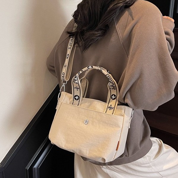 Bag Girl 2025 New Style large commuting bag for work, fashionable and casual, Korean style, simple and elegant style tote bag Application Scenario
