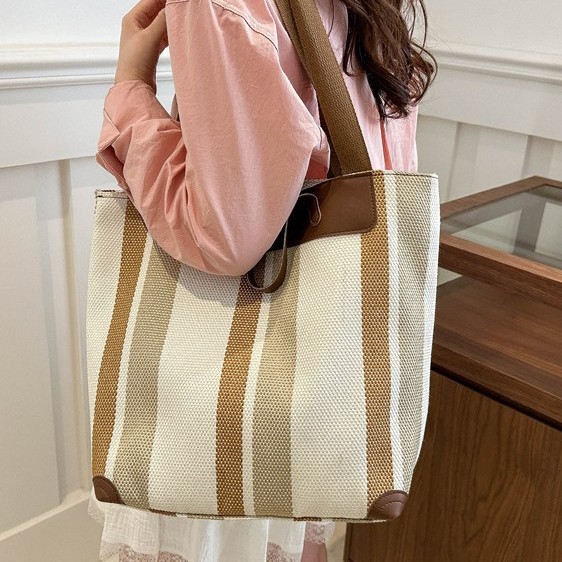 A large-capacity commuting and casual 2024 autumn/winter new striped canvas trendy single-shoulder tote bag for travel full figure