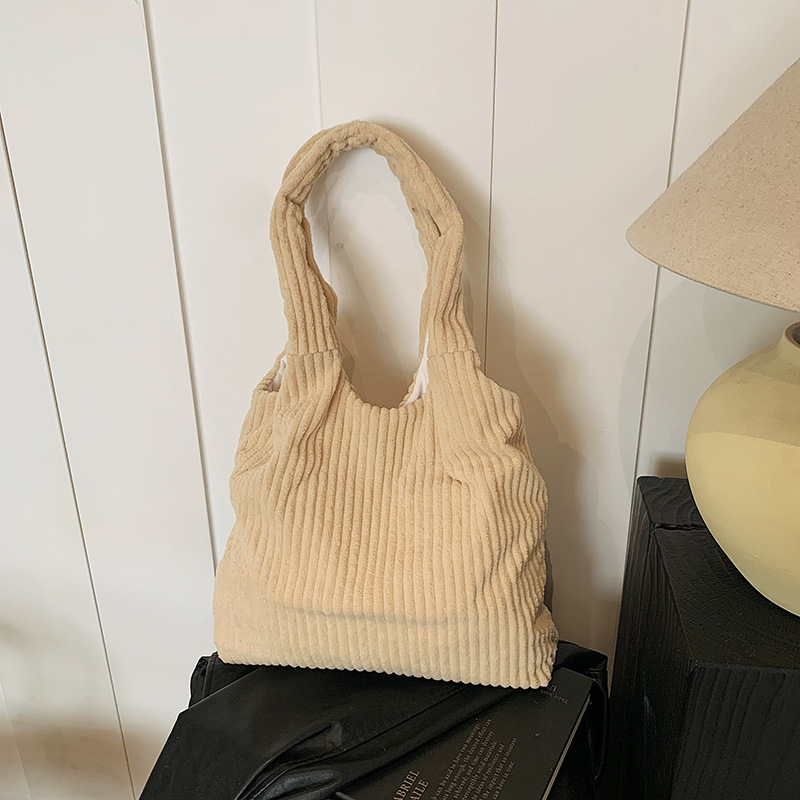 Casual and versatile down bag for women, new autumn/winter 2024 collection, single-shoulder bag, large-capacity tote bag, school commuting bag Application Scenario