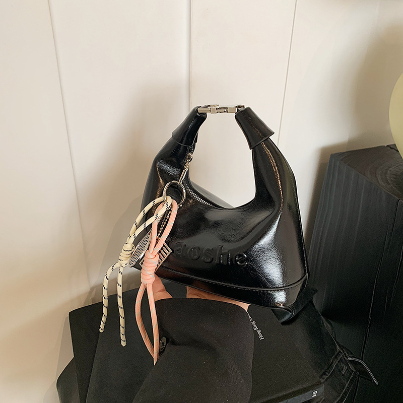 The high-end and niche design of the crescent-shaped bag for women in 2025, a new dumpling bag, is a versatile commuting hand-held shoulder bag Application Scenario