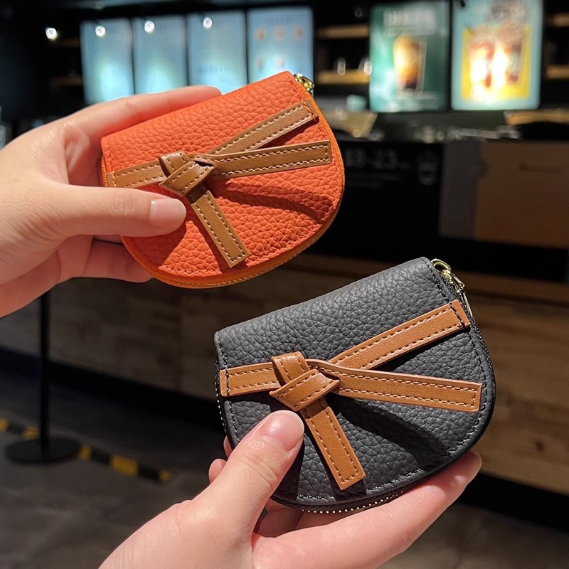 The new togo cowhide driver's license card case with ultra-thin and compact pu card holder for women has a large capacity and multiple card slots Application Scenario