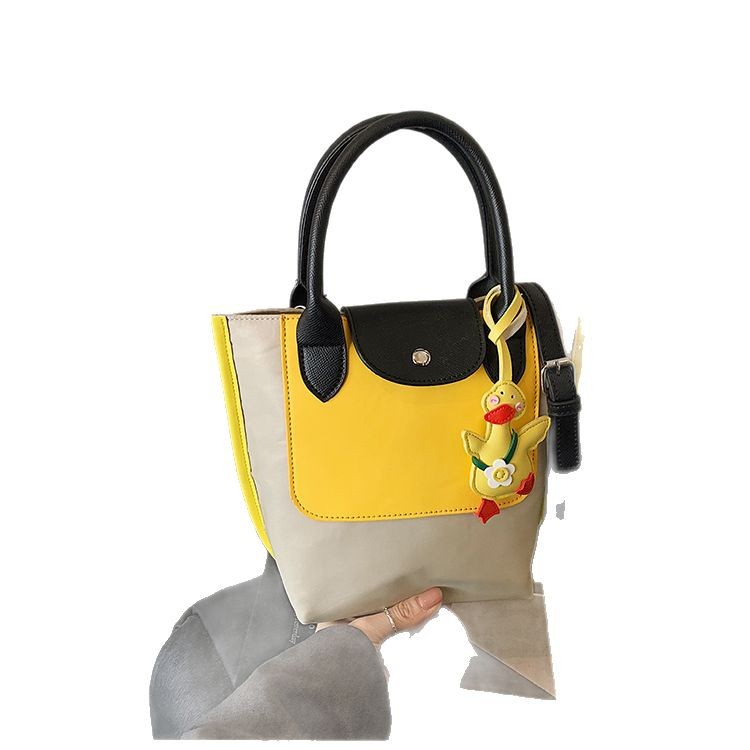 This is a new Spring/Summer 2025 color-block handbag with a crossbody, single-shoulder design, and a large capacity for commuting. It is a niche and high-end handbag Item Picture