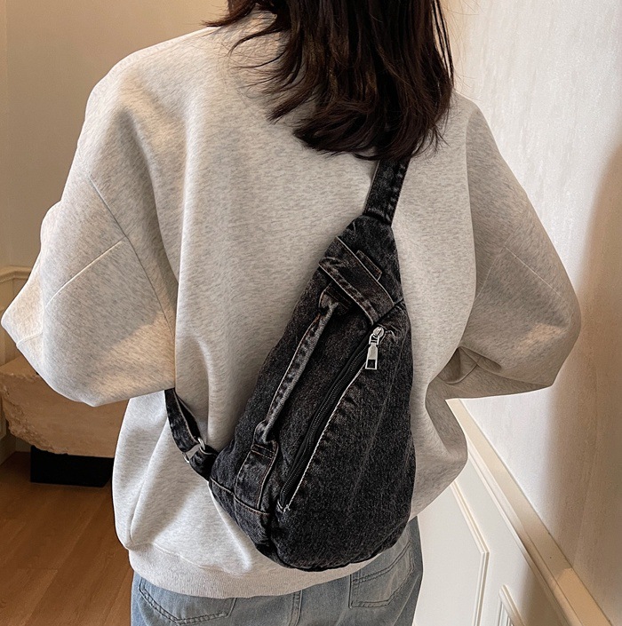 Denim fashion crossbody small bag for women 2024 new winter niche design Versatile chest bag for commuting single-shoulder bag full figure