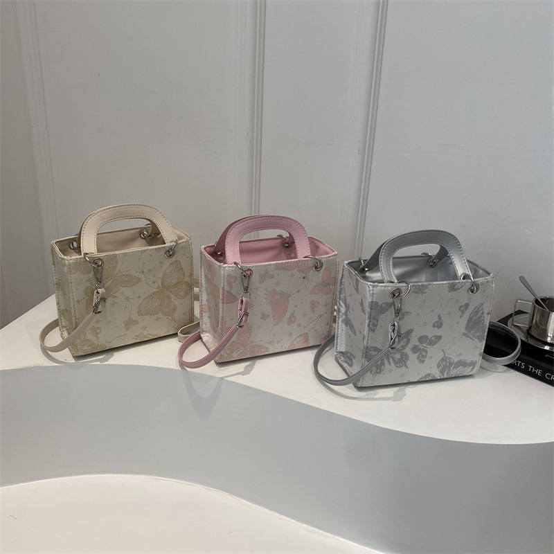 The new 2024 autumn collection features a minimalist single-shoulder crossbody bag with contrasting colors, which is a fashionable and trendy Korean-style niche handbag for women Application Scenario
