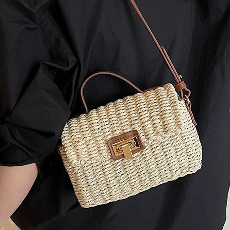 Lady Feng, a socialite, offers a single-shoulder bag and a crossbody bag for summer vacation and leisure. This is a woven single-shoulder women's bag and a crossbody mobile phone bag full figure