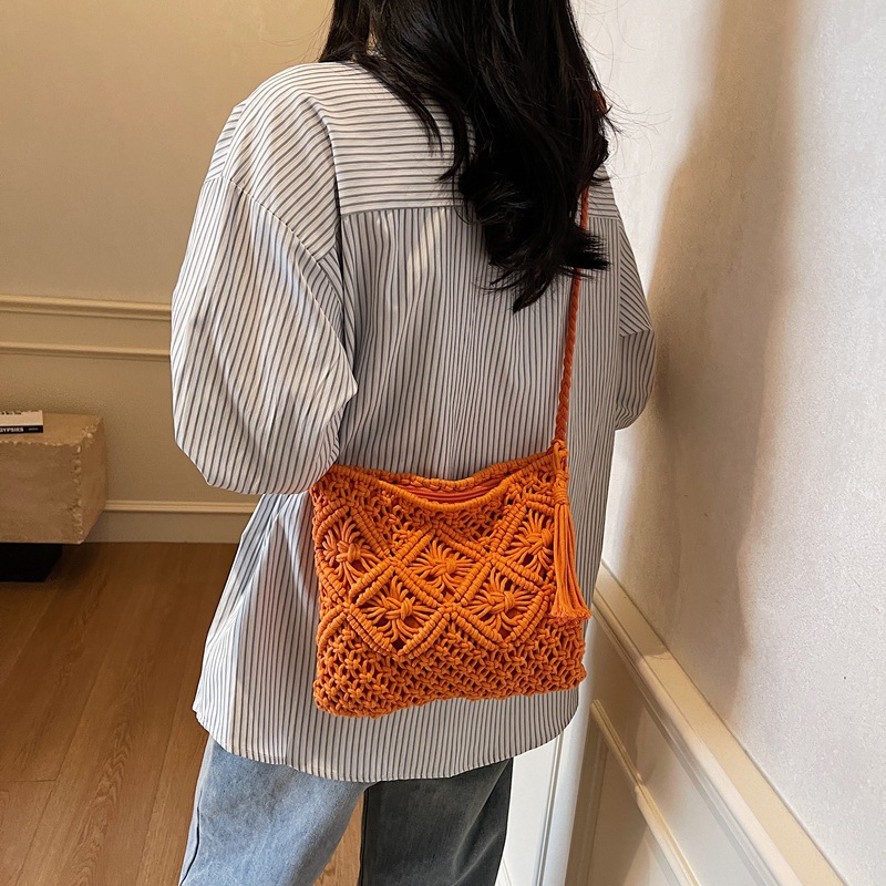 Korean forest-style handcrafted cotton rope tassel woven bag, new single-shoulder crossbody straw woven bag for casual women in summer 2025 Application Scenario