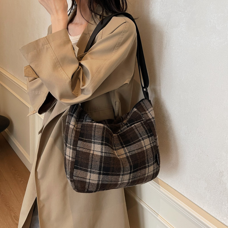 2024 New style woolen crossbody bag, simple checkered college style, large-capacity tote bag, versatile single-shoulder bag details Picture