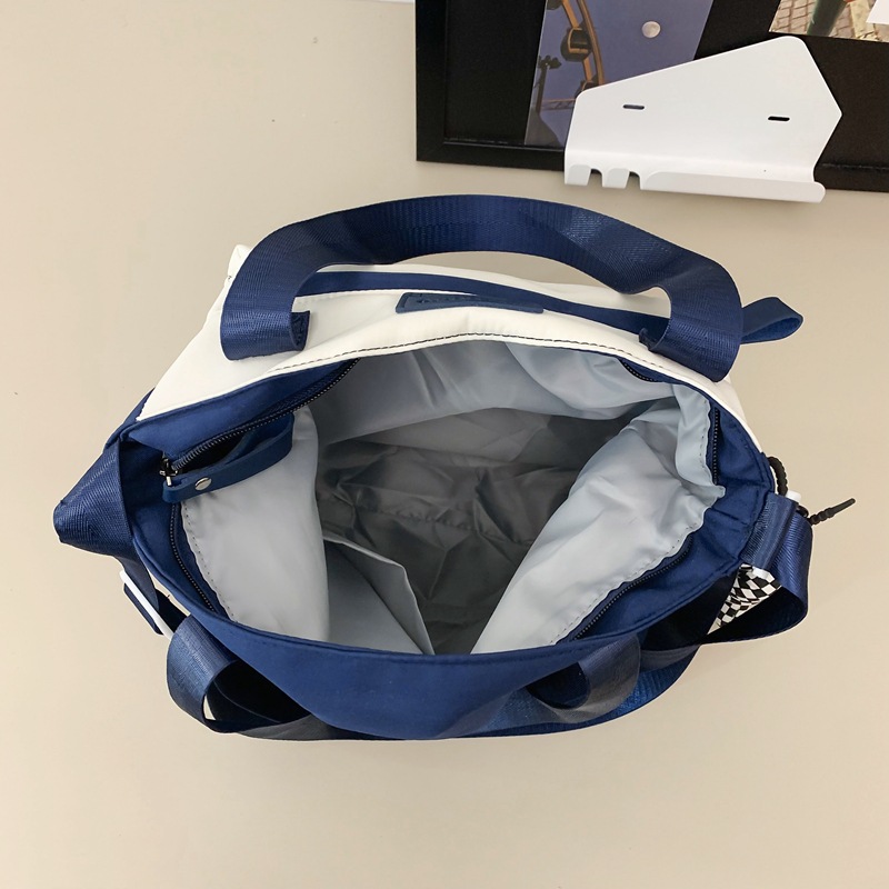 Japanese-style trendy and versatile single-shoulder bag, female college student commuting backpack for classes, large-capacity hand-held tutorial bag, crossbody bag Application Scenario