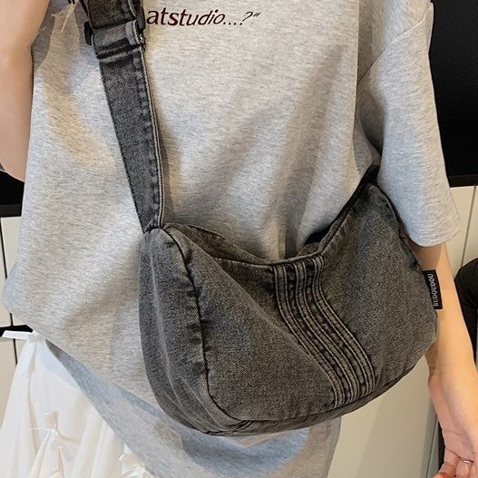 The 2025 new denim underarm bag for women is a versatile summer fashion travel, casual and commuting single-shoulder bag Application Scenario
