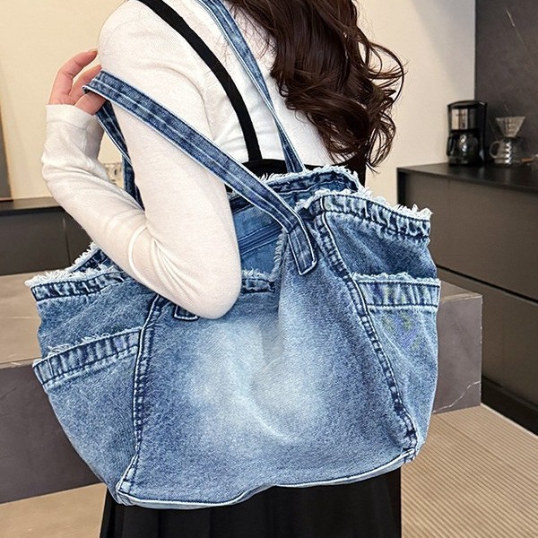 This casual large-capacity handbag is fashionable and versatile. It features a denim fringe fringe fringe fringe design for commuting. It is a laid-back bag that can be carried over one shoulder Application Scenario