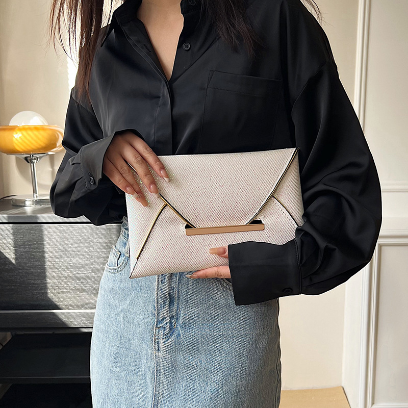 A stylish and shiny clutch bag for the autumn of 2024, a trendy solid-color personalized envelope bag in Europe and America, a niche evening bag details Picture