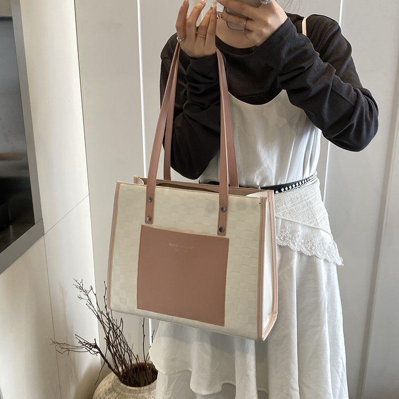 A trendy and versatile checkered single-shoulder underarm bag for women, a new large-capacity tote bag for work and commuting in 2025 Specification drawing
