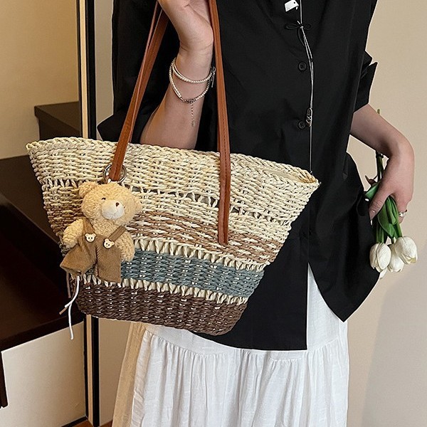 This is a trendy and high-quality single-shoulder bag for ladies in the spring of 2025. It features a large capacity, a small square bag and a slanted commuter bag Application Scenario