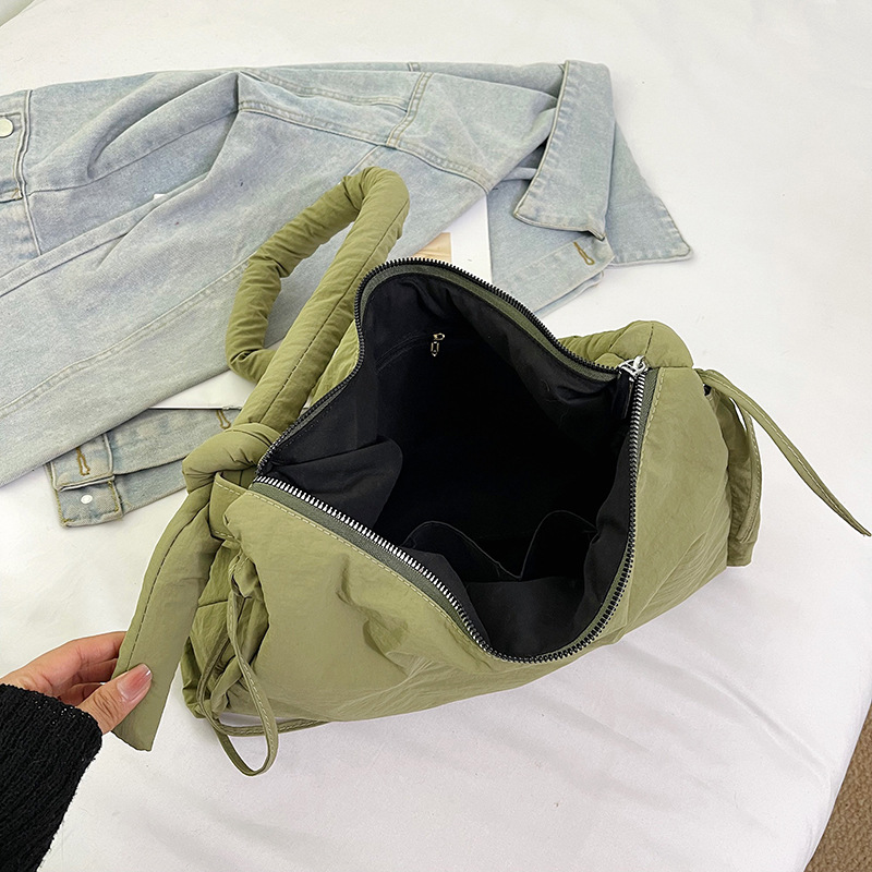 Nylon bag, women's tote bag, large capacity, suitable for crossbody in autumn and winter, 2024 new versatile college student commuting bag for classes Application Scenario