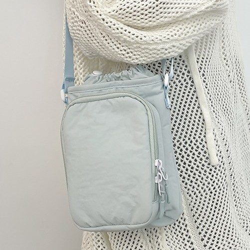 New solid-color sports water bottle crossbody bag, student cycling bag for women, casual and lightweight outdoor bag, mobile phone bag, umbrella bag Application Scenario