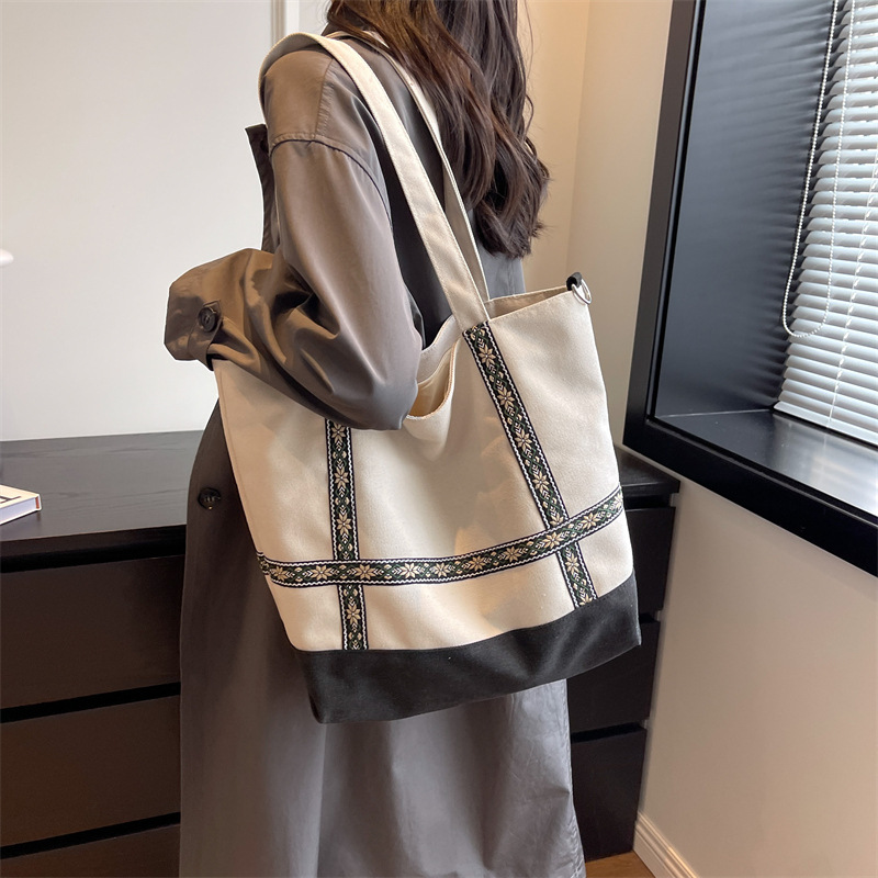 2025 Large-capacity Tote bag, campus student shopping bag, new canvas bag, simple and casual solid color women's bag Application Scenario