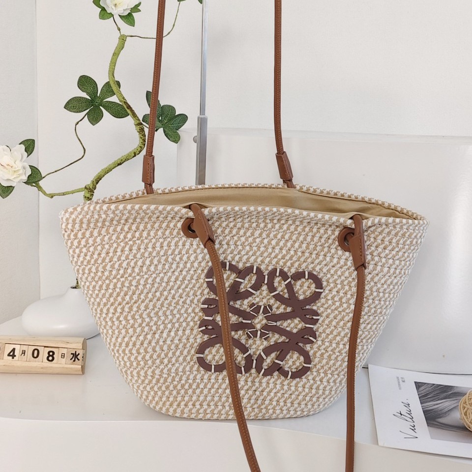A new lightweight woven bag for women with a hollowed-out design. It's a versatile single-shoulder bag with a girlish style and a large capacity of rattan and straw weaving Specification drawing