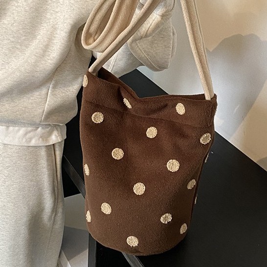 New autumn and winter niche bucket bag with a laid-back style, large-capacity women's crossbody bag, and cute polka dot student class cloth bag full figure