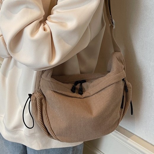 The new cute dumpling bag for autumn and winter features a niche design and is versatile. It is a single-shoulder crossbody bag with a large capacity and high-quality corduroy texture full figure