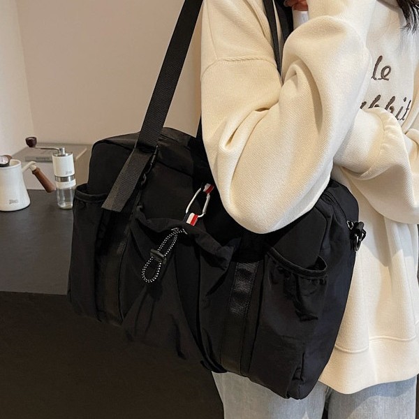 Multi-functional Korean-style casual fabric bag, lightweight large bag, large capacity, short business trip and travel single-shoulder bag, portable handbag Application Scenario
