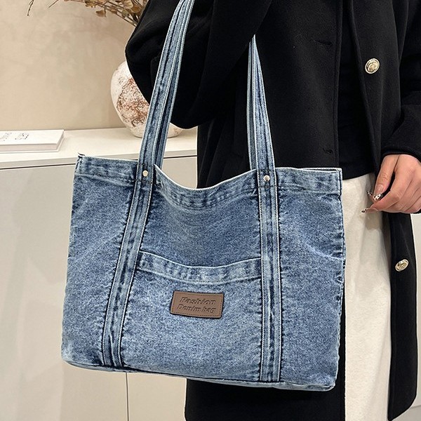 A new minimalist and large-capacity retro tote bag from Japan, a simple and fashionable single-shoulder bag for commuting, and a denim single-shoulder bag for women Application Scenario