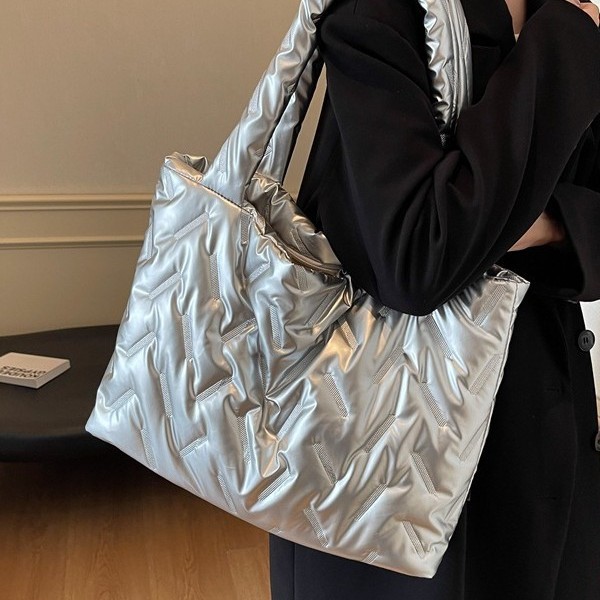 Large-capacity women's bag 2023 autumn/winter new trendy pleated cotton-padded jacket tote bag, stylish commuting single-shoulder handbag details Picture