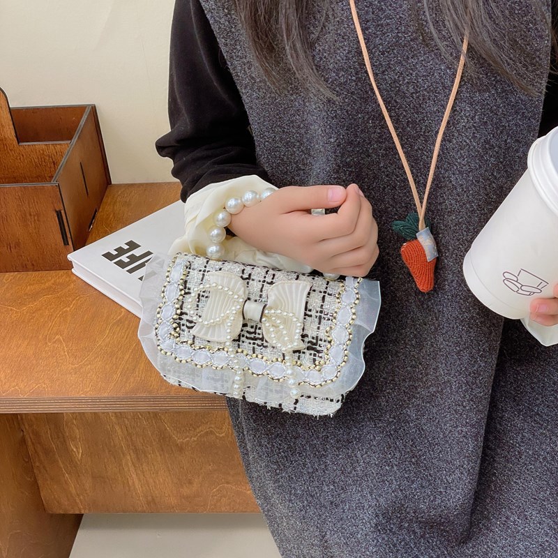 New chain crossbody children's bag, black and white checkered tweed little chanel-style girls' single-shoulder bag, cute pearl handbag Application Scenario